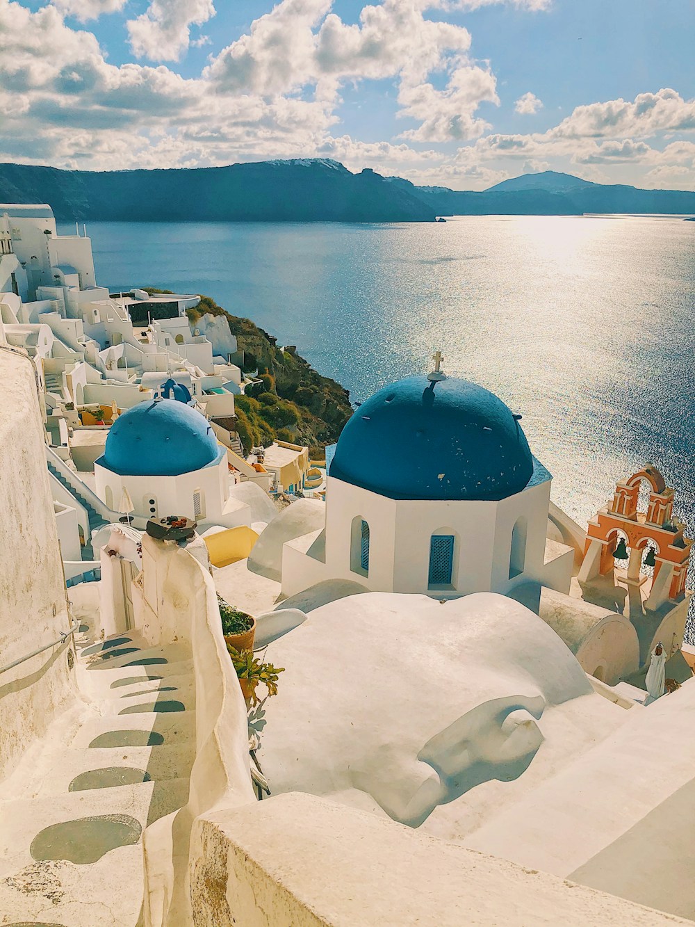 Casas brancas e cúpulas azuis em Santorini na Grécia