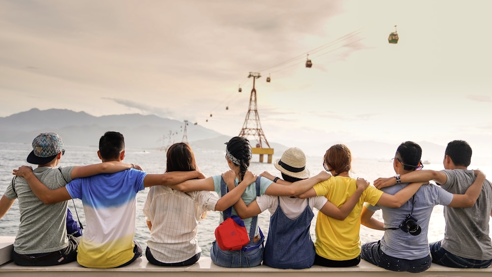 Grupo de amigos juntos em frente ao mar